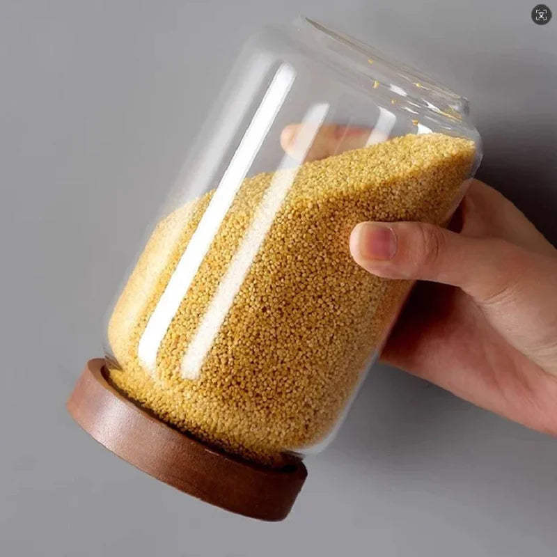 Pots de Conservation en Verre avec Couvercle en Bambou rempli de semoule tenue a la main pour rangement alimentaire