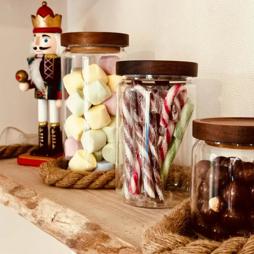 Pots de Conservation en Verre avec Couvercle en Bambou remplis de guimauves sucres dorge et chocolats sur etagere en bois