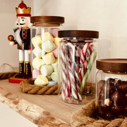Pots de Conservation en Verre avec Couvercle en Bambou remplis de guimauves sucres dorge et chocolats sur etagere en bois