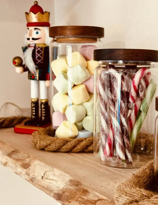 Pots de Conservation en Verre avec Couvercle en Bambou remplis de guimauves sucres dorge et chocolats sur etagere en bois