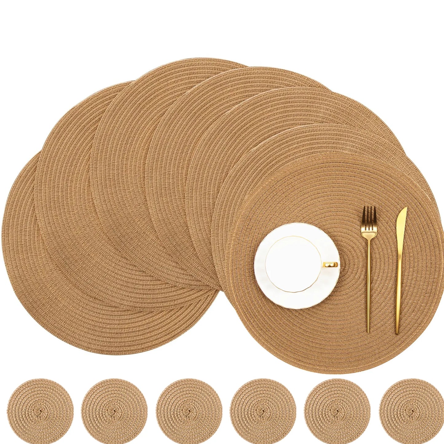Set 6 Napperons & 6 Dessous de Verre – Tressé, Moderne. Ensemble ronds tressés beige naturel avec tasse et couverts dorés