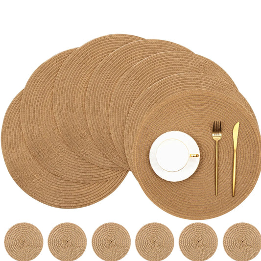 Set 6 Napperons & 6 Dessous de Verre – Tressé, Moderne. Ensemble ronds tressés beige naturel avec tasse et couverts dorés