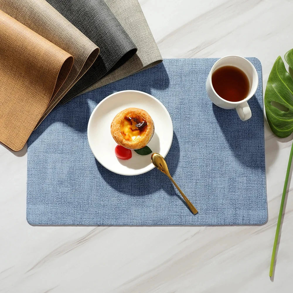 Set de Table Similicuir lot de 4 – Étanche & Anti-Taches. Nappe bleu texturé avec assiette, pâtisserie et tasse de thé
