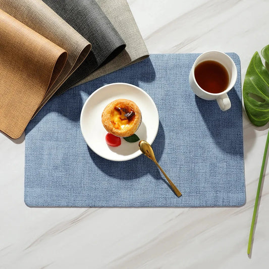 Set de Table Similicuir lot de 4 – Étanche & Anti-Taches. Nappe bleu texturé avec assiette, pâtisserie et tasse de thé