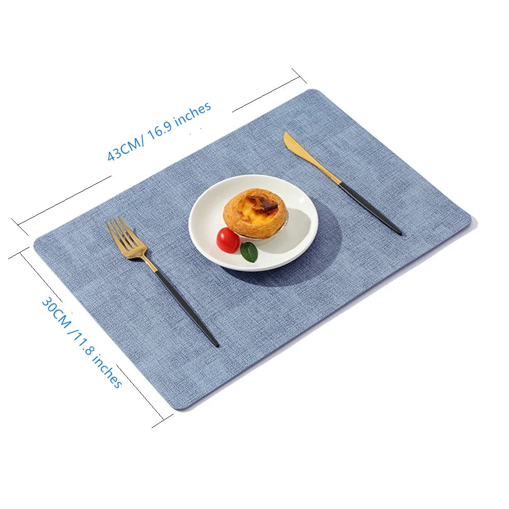 Set de Table Similicuir lot de 4 – Étanche & Anti-Taches. Set individuel bleu 43x30 cm texture lin avec assiette et couverts dorés