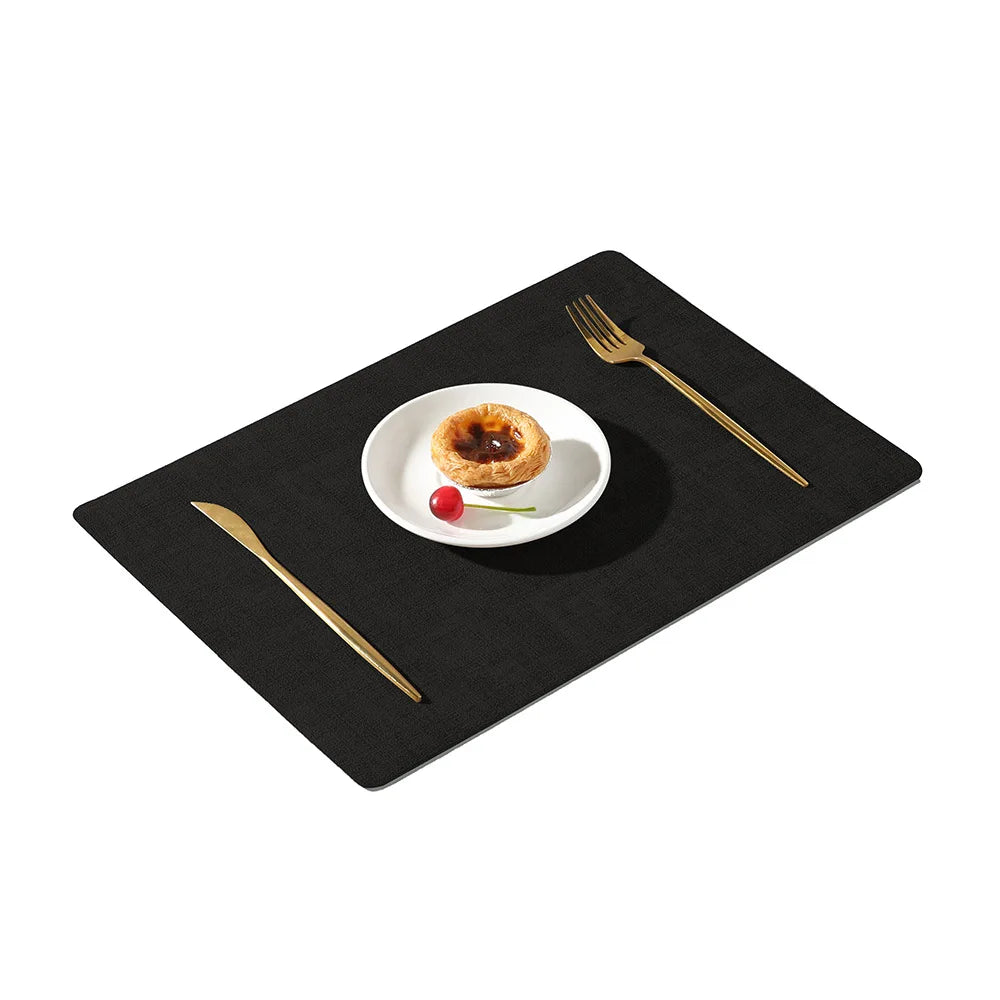 Set de Table Similicuir lot de 4 – Étanche & Anti-Taches. Set individuel noir avec assiette, tartelette et couverts dorés