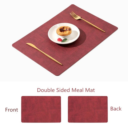 Set de Table Similicuir lot de 4 – Étanche & Anti-Taches. Set rectangulaire bordeaux double face avec assiette et couverts dorés