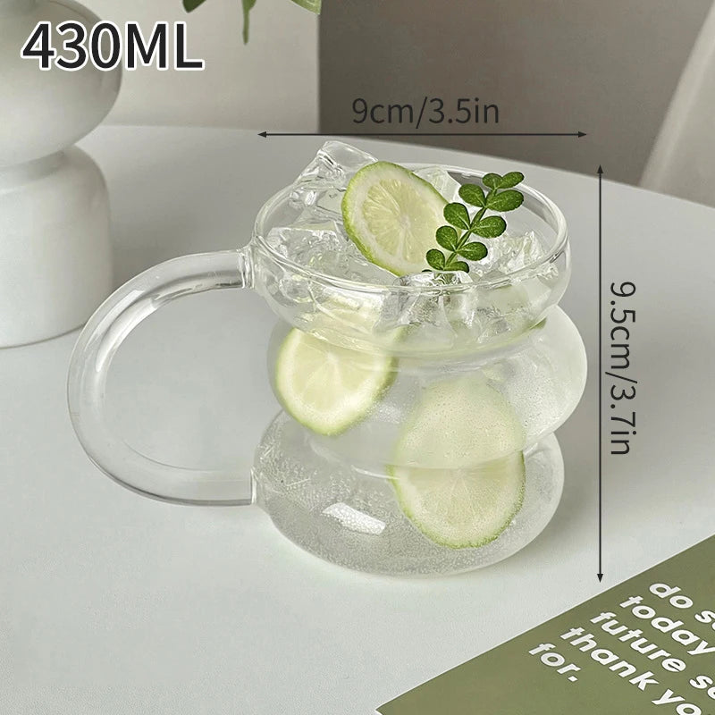 Verre Tumbler Ondulé Transparent – Élégant & Pratique. Mug 430 ml en verre ondulé avec anse, glaçons et tranches de citron.