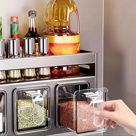 Étagère à épices murale alu – Rangement malin sans perçage. Support aluminium avec bocaux transparents et main retirant un pot