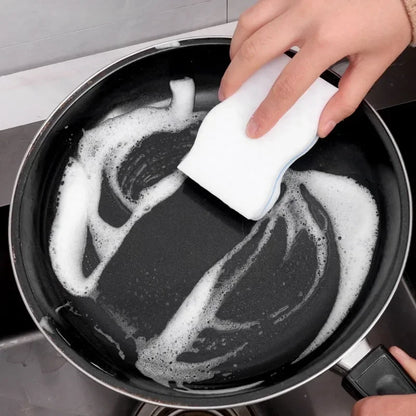 Main essuyant une poêle antiadhésive avec une Éponge magique – Lot de 50 pièces éco-friendly 10×6 cm. blanche et douce