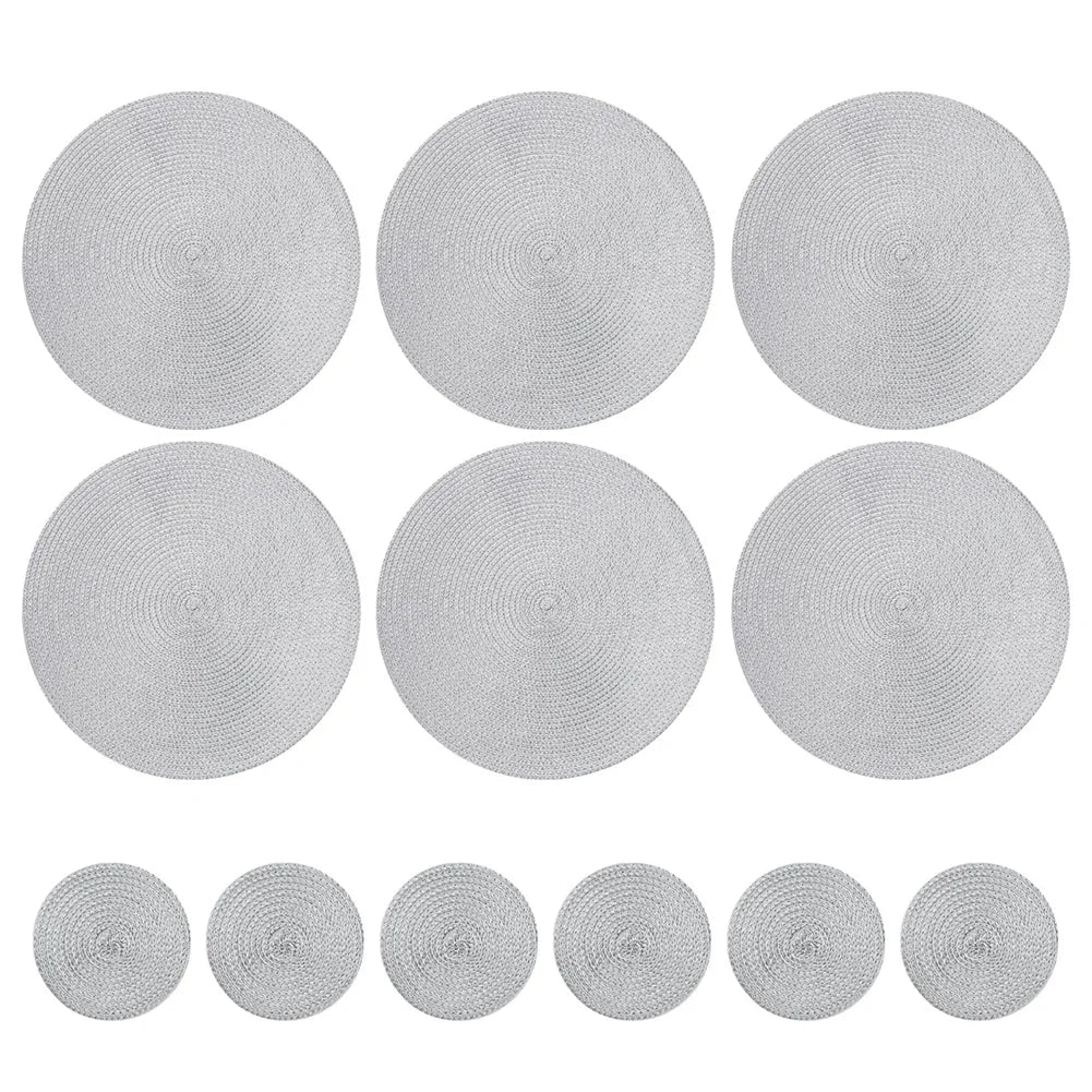 Set 6 Napperons & 6 Dessous de Verre – Tressé, Moderne. Lot gris clair 6 napperons ronds et 6 dessous de verre tressés