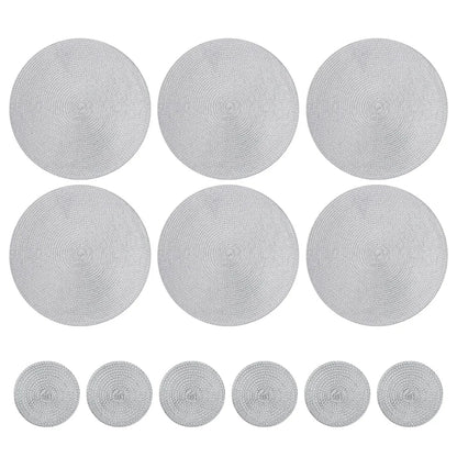 Set 6 Napperons & 6 Dessous de Verre – Tressé, Moderne. Lot gris clair 6 napperons ronds et 6 dessous de verre tressés