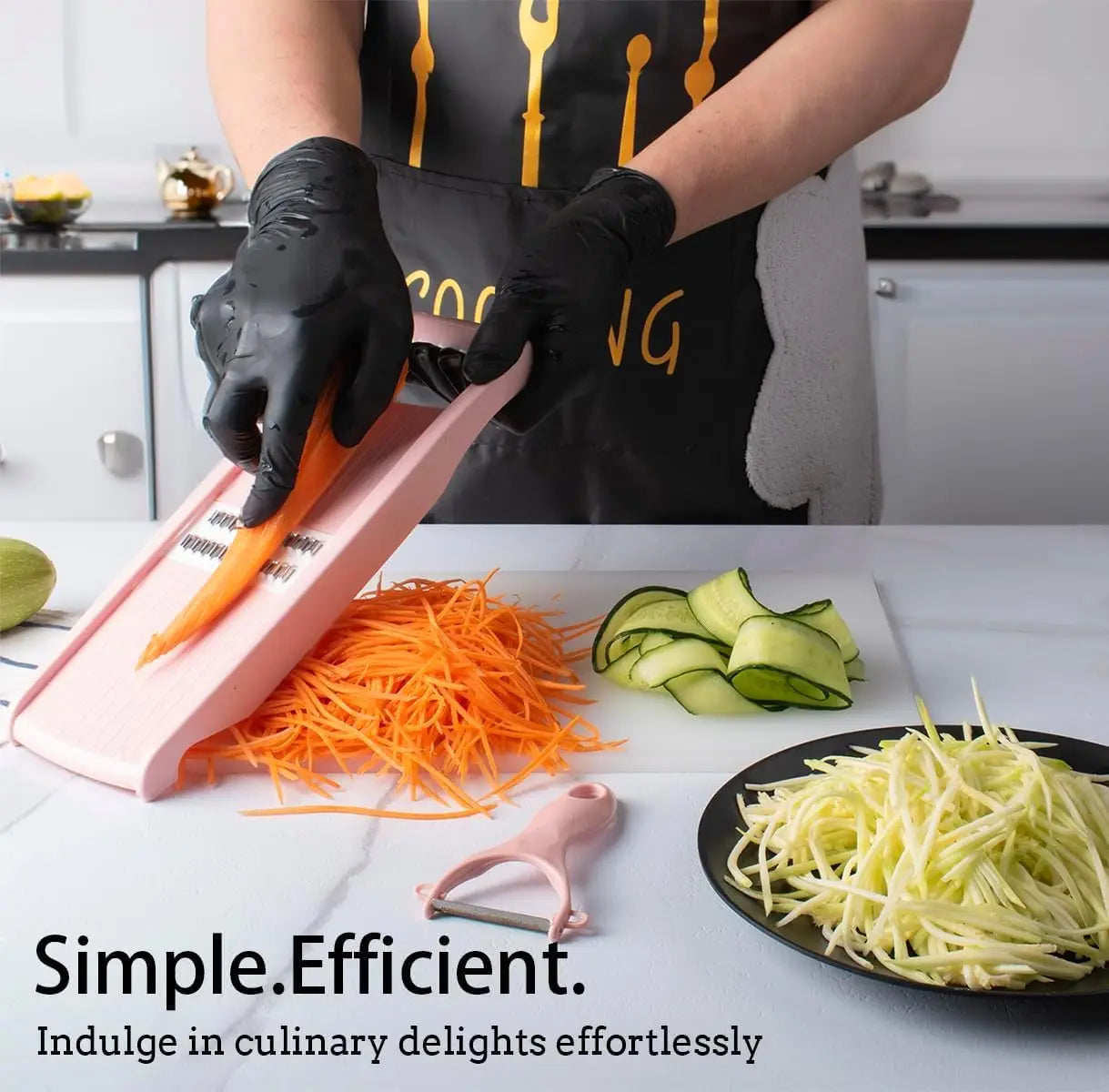 Mandoline Multifonction 5 en 1 pour Légumes avec coulis de carottes et tranches de concombre sur une planche