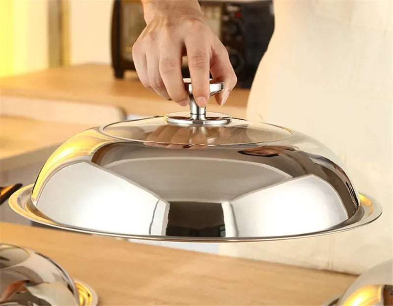 Main tenant Couvercle Inox Universel 24–38 cm – Résistant en acier inoxydable brillant sur une casserole