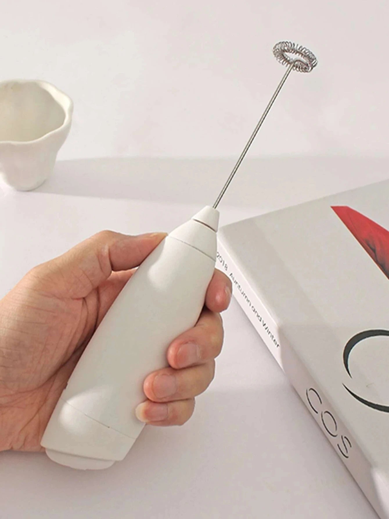 Mélangeur Électrique Sans Fil Portable blanc avec fouet pour préparer café et autres boissons rapidement
