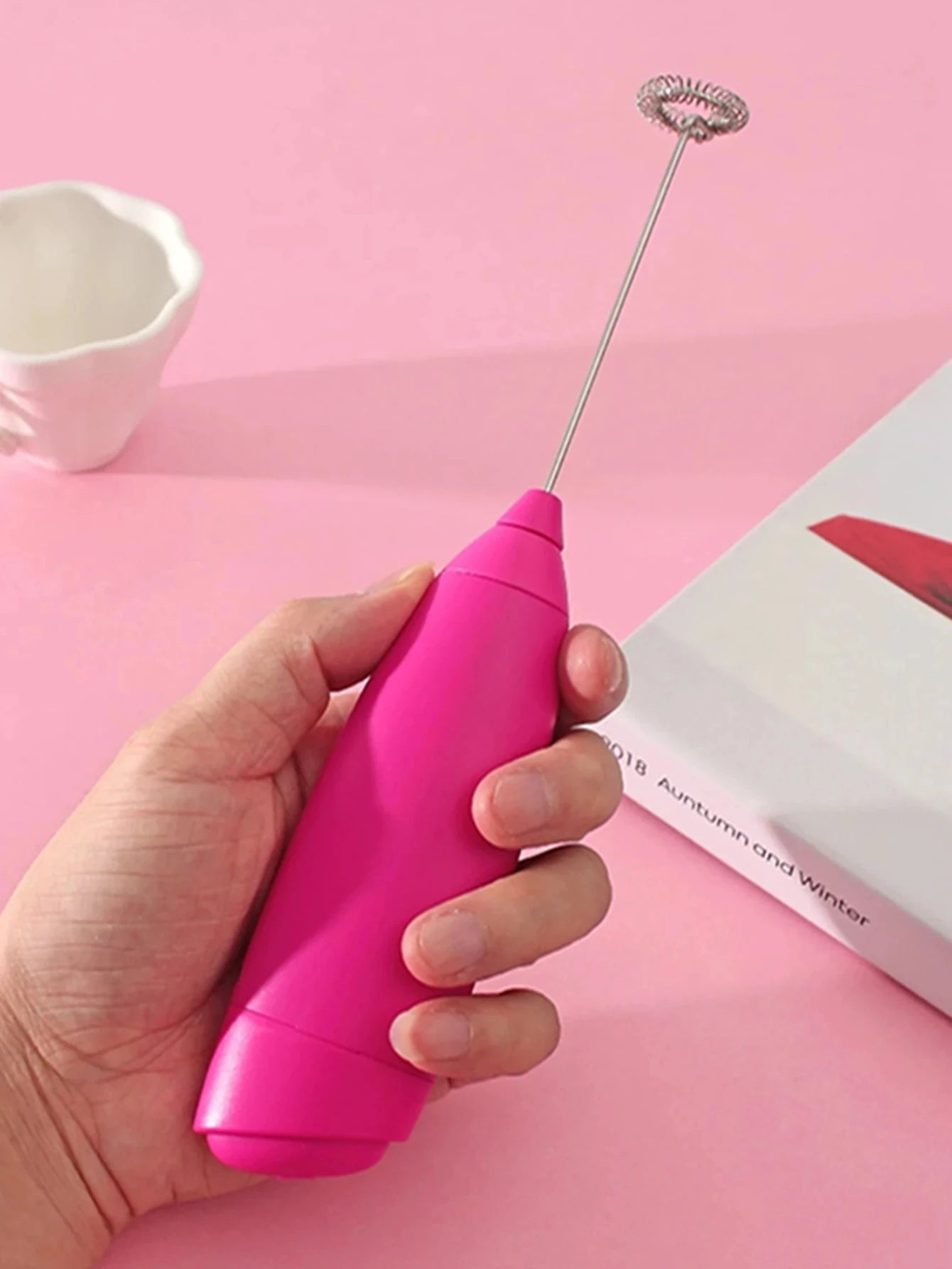 Mélangeur Électrique Sans Fil Portable en rose, idéal pour préparer boissons et desserts facilement