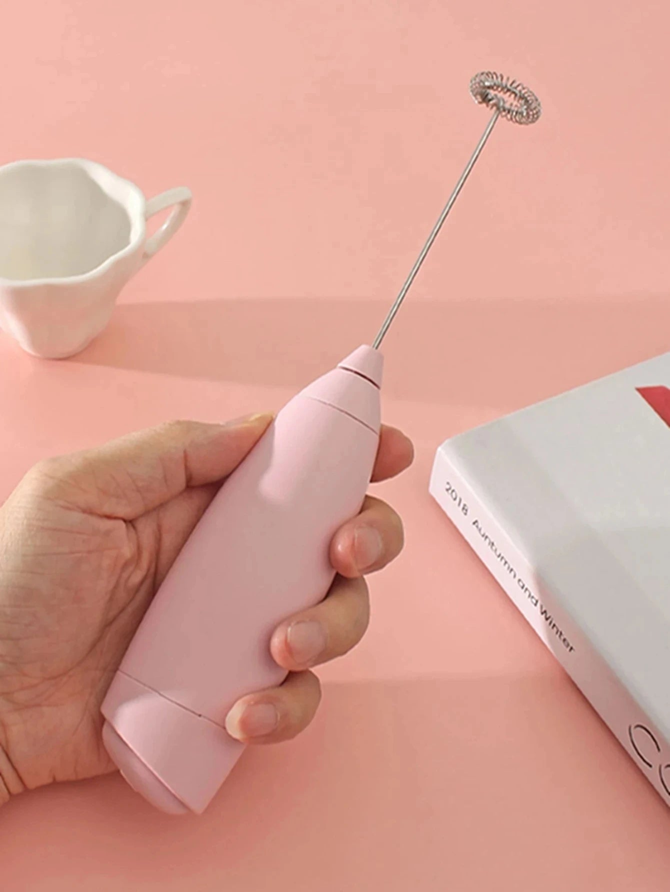 Mélangeur Électrique Sans Fil Portable en rose, idéal pour créer des boissons mousseuses facilement