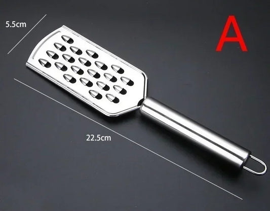 Râpe en Acier Inoxydable pour Fruits et Légumes avec manche ergonomique et dimensions 22.5 cm par 5.5 cm