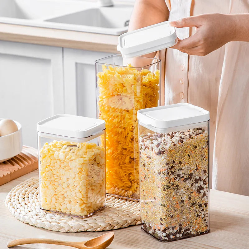 Boîtes de Conservation Transparentes Hermétiques – METKA contenant pâtes, céréales et farine sur plan de travail de cuisine