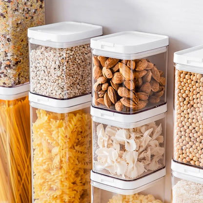 Boîtes de Conservation Transparentes Hermétiques – METKA empilées avec couvercles blancs contenant pâtes, amandes, céréales
