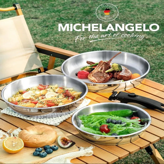 Ensemble de 3 Poêles Inox à Poignée Amovible sur une table en bois avec des plats variés, parfaites pour cuisiner.