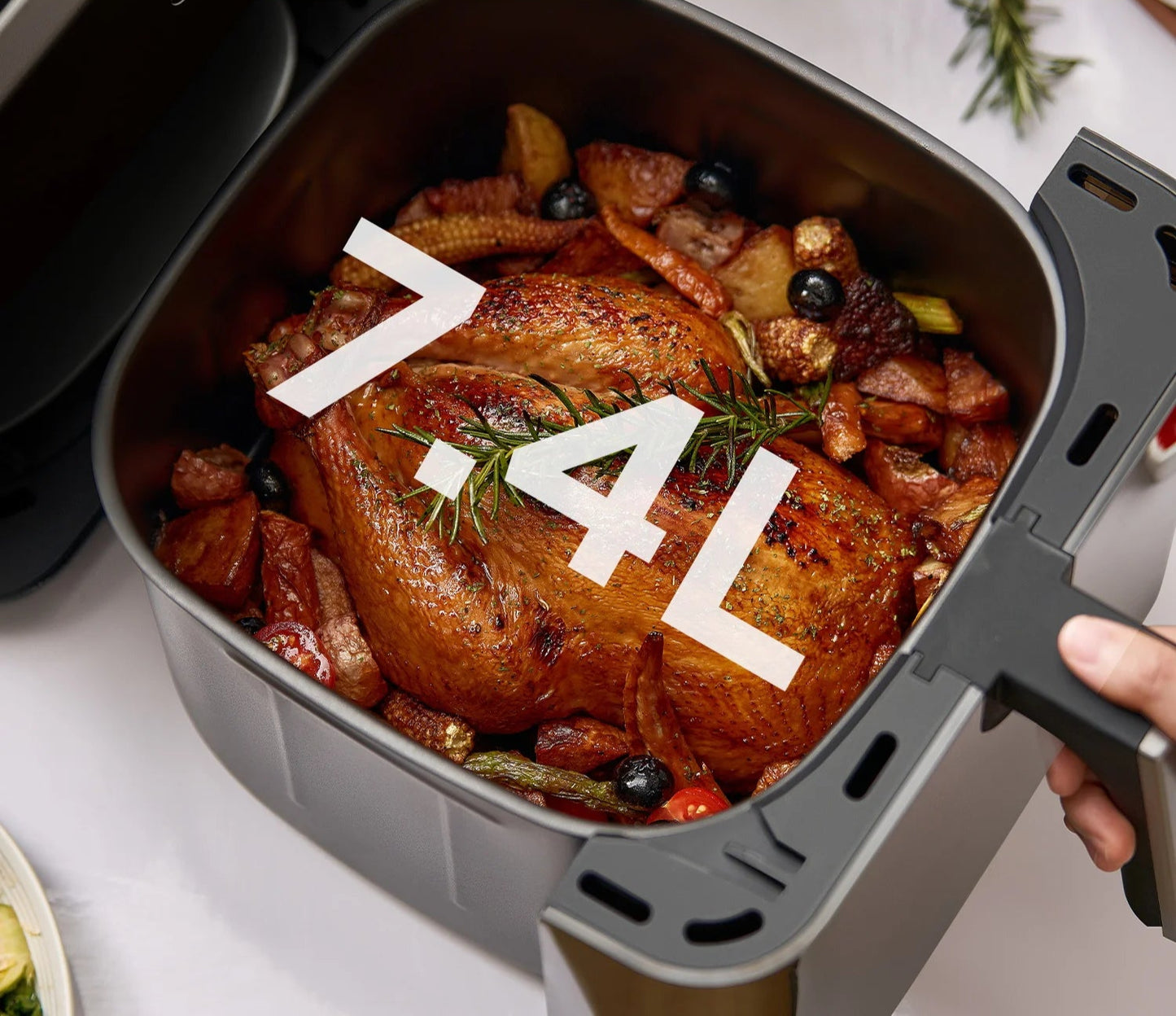 Friteuse Air Fryer Midea 7.4L – Cuisson Rapide & Économe avec une dinde et légumes rôtis
