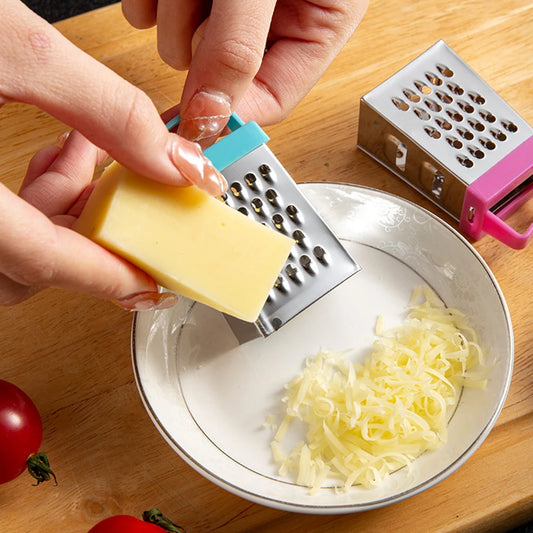 Mini Râpe Inox Multifonction – Ail, Légumes, Fromage utilisée pour râper du fromage en morceaux fins