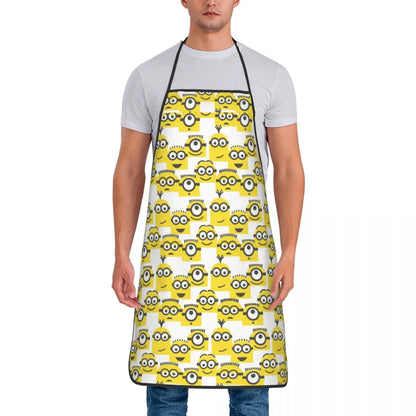Tablier Cuisine Imperméable MINISO avec motif Minions jaunes porté par un homme