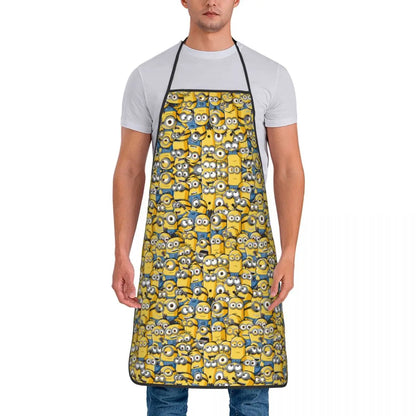Tablier Cuisine Imperméable MINISO avec motif personnages jaunes porté par un homme debout