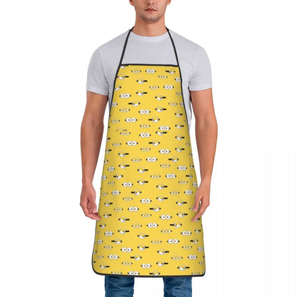Tablier Cuisine Imperméable MINISO jaune avec motif yeux, porté par un homme pour cuisine et protection