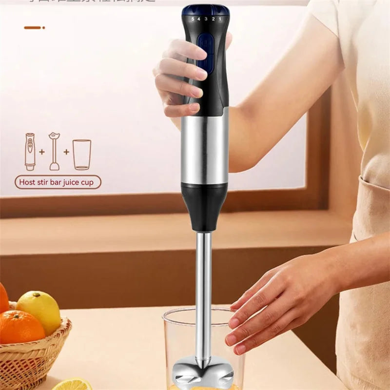 Mixeur plongeant 1000W 4-en-1 en action avec un utilisateur dans une cuisine moderne