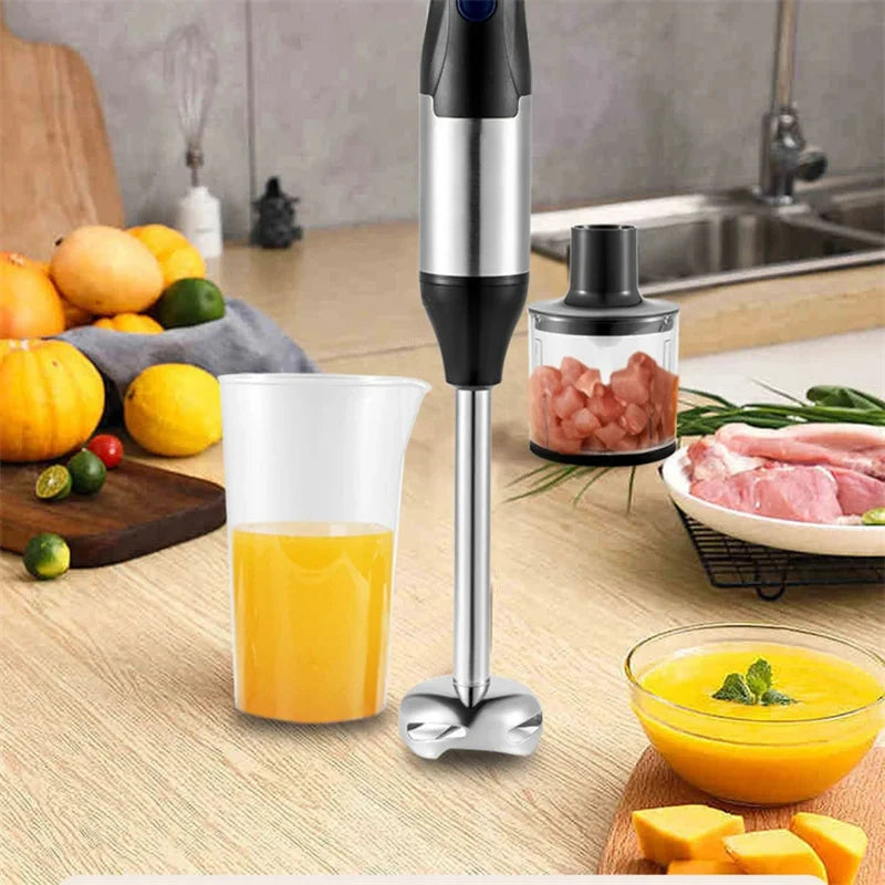 Mixeur plongeant 1000W 4-en-1 en acier inoxydable avec fruits et légumes sur un plan de cuisine