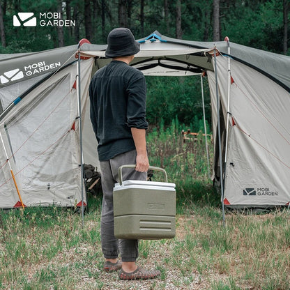 Homme portant une Glacière Rigide Portable à l'extérieur d'une tente dans la nature
