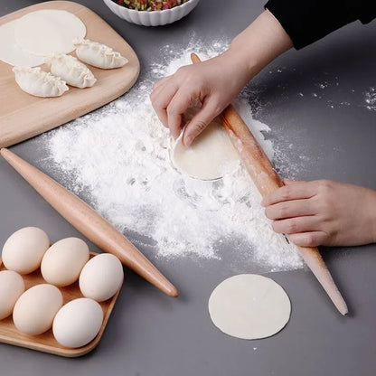 Rouleau à Pâtisserie en Bois – 27 à 58 cm utilisé pour étaler la pâte à des raviolis avec des ingrédients frais