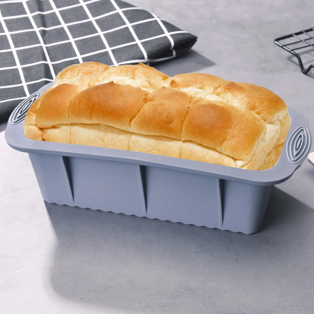Moule à cake Rectangulaire en Silicone – Four & Congélateur avec pain doré tout juste sorti du four
