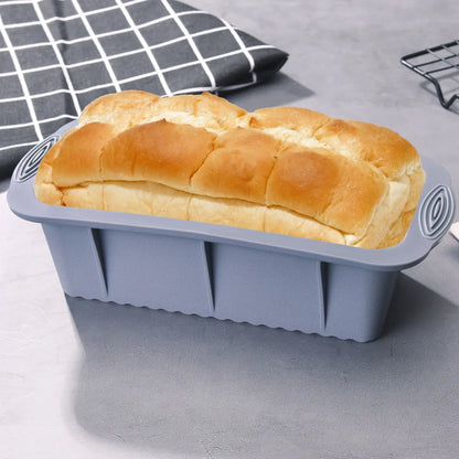 Moule à cake Rectangulaire en Silicone – Four & Congélateur avec pain doré tout juste sorti du four
