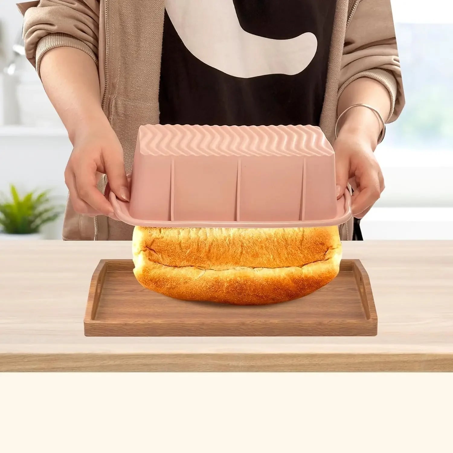 Moule à cake Rectangulaire en Silicone – Four & Congélateur avec un pain doré sur une planche en bois