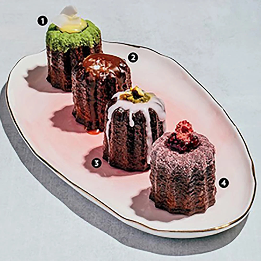 Moule à Cannelés en Silicone pour 8, 12 ou 18 Cannelés avec différents glaçages sur un plat élégant