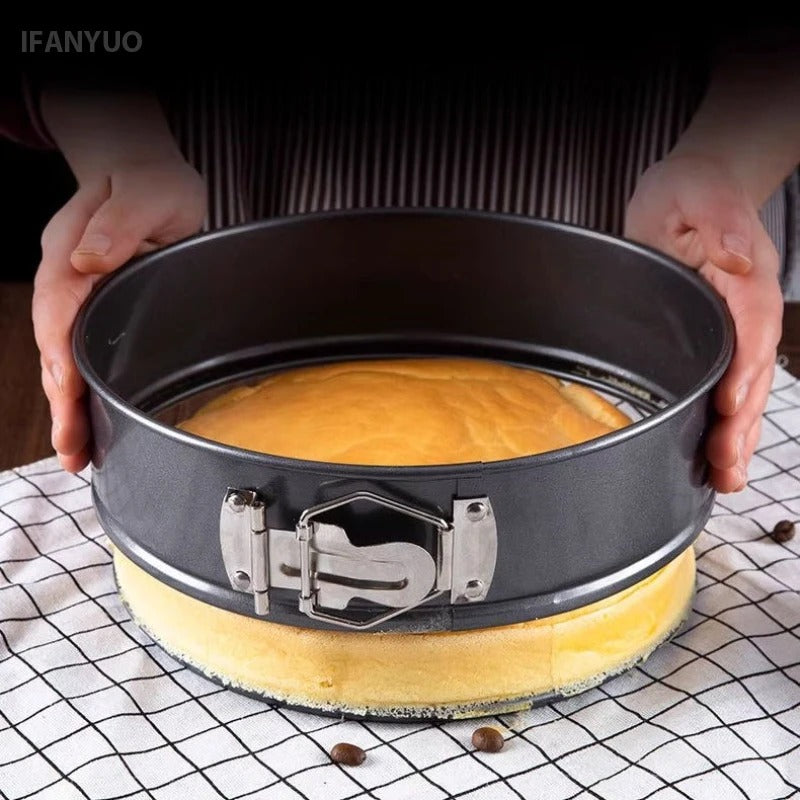 Moule à Charnière en Acier Carbone avec un gâteau moelleux, disponible en 20, 22 cm ou Lot de 3