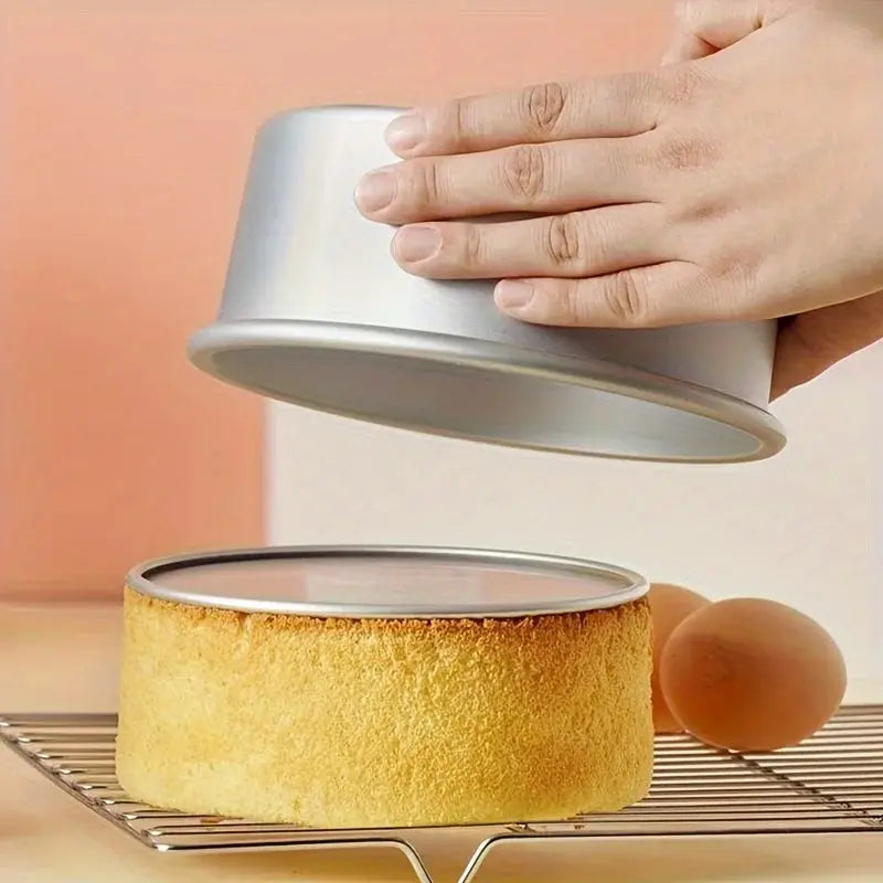 Moule à Gâteau Antiadhésif en Acier – Démoulage Facile retiré d'un gâteau moelleux sur grille de refroidissement
