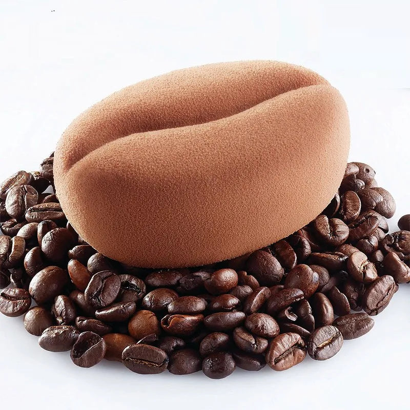 Moule à Gâteau Grain de Café en Silicone 3D posé sur des grains de café, idéal pour les amateurs de pâtisserie