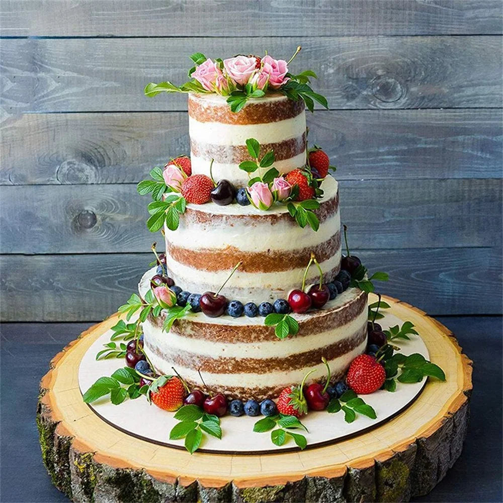 Gâteau à étages décoré de fruits frais et fleurs sur un moule à gâteau rond en aluminium fond amovible