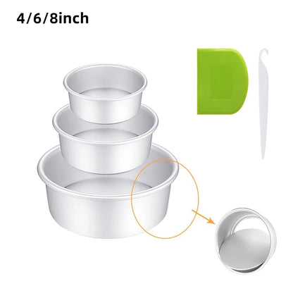 Moule à gâteau rond en aluminium fond amovible avec trois tailles empilées et accessoires verts et blancs