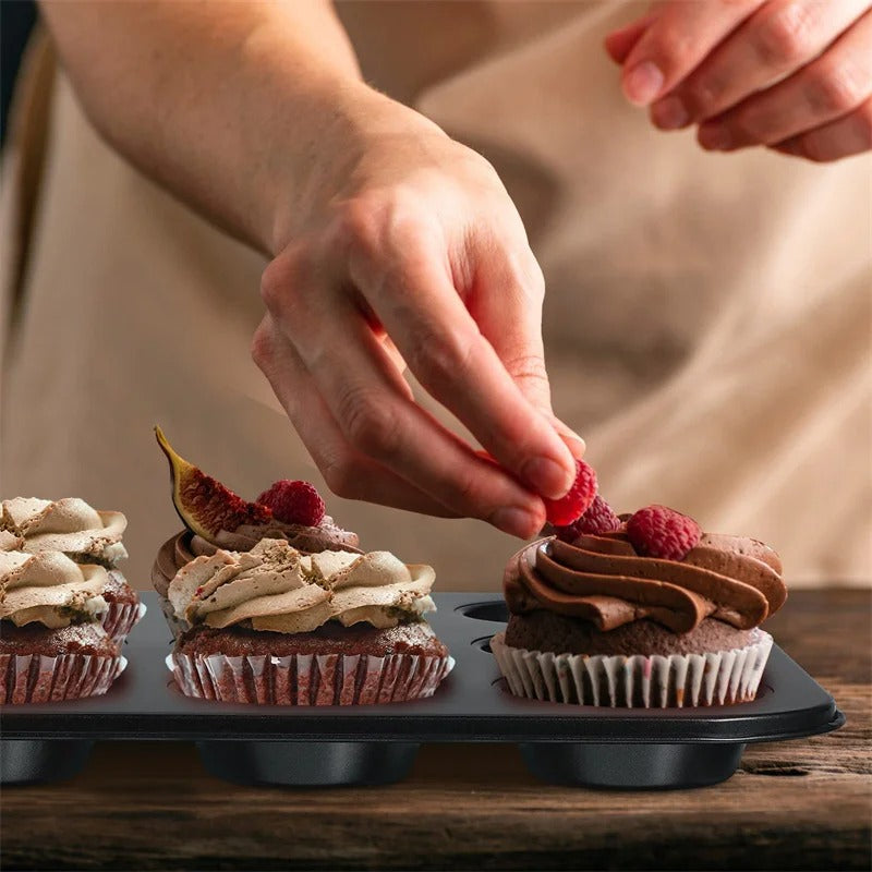 Moule à Muffins Acier Carbone avec cupcakes décorés, parfait pour la pâtisserie maison