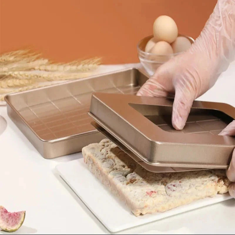 Moule à nougat antiadhésif en métal utilisé pour préparer du nougat avec des œufs en arrière-plan