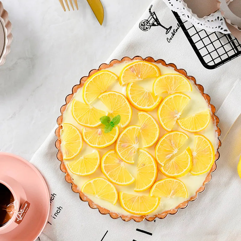 Moule à Tarte 9 Pouces – Antiadhésif et Fond Amovible avec tarte au citron décorée de tranches de citron