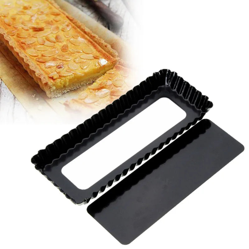 Moule à Tarte Rectangulaire Antiadhésif – Fond Amovible noir avec tarte aux amandes dorée