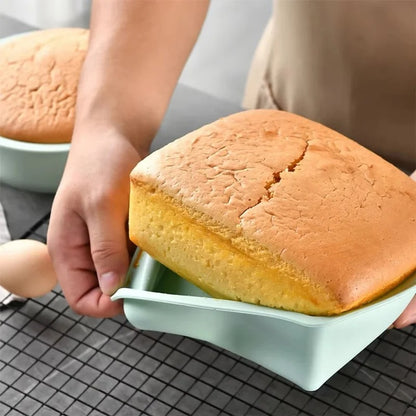 Moule Carré en Silicone – Brownies, Gâteaux & Air Fryer avec un gâteau moelleux fraîchement sorti du four