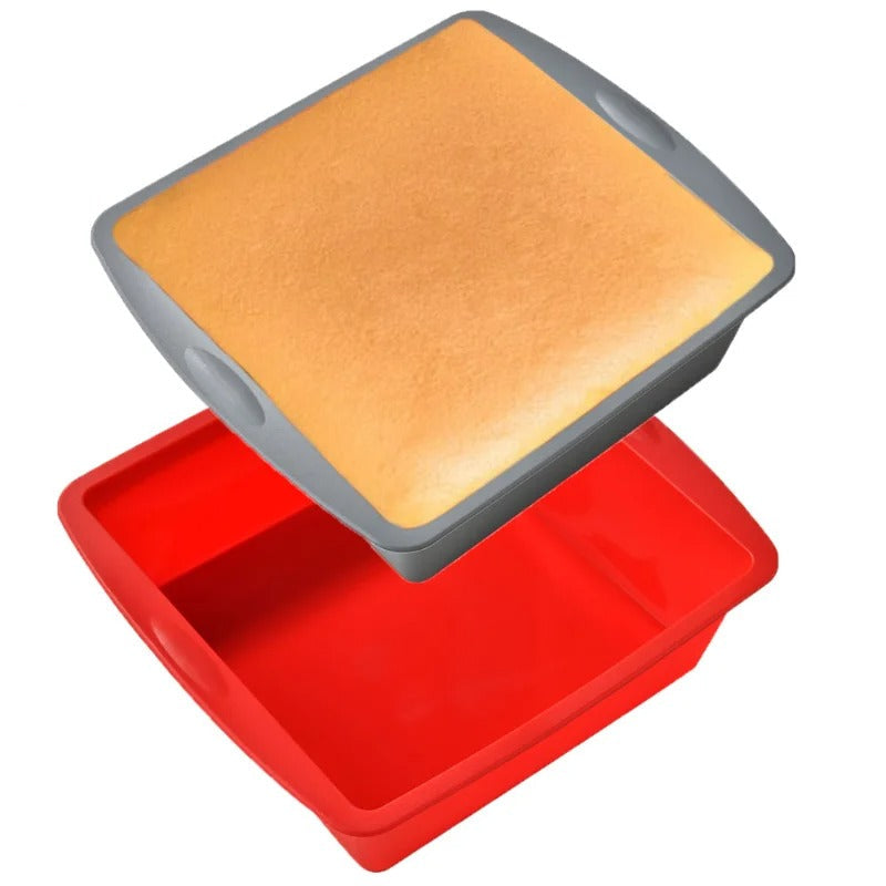 Moule Carré en Silicone – Brownies, Gâteaux & Air Fryer avec un gâteau doré dans un moule rouge.
