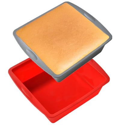 Moule Carré en Silicone – Brownies, Gâteaux & Air Fryer avec un gâteau doré dans un moule rouge.